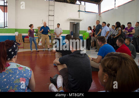 Liebe Heppner-Graff, Gründer von sanften Händen, Kapitän Denis Cox, Flügel Kaplan, 1. Marine Flugzeugflügel, und Vater Rommel Kiamco, 2 Lt, Kaplan, sprechen zu US-Mitglieder bei einem Besuch in sanften Händen Kinderbetreuung, Quezon City, Philippinen. Während der dreistündigen Besuch, der Service Mitglieder die Möglichkeit, Spiele zu spielen, Geschichten erzählen, und Kunst mit den Kindern machen. Sanfte Hände ist ein Kinder- und Jugendhilfe Agentur bedeutet, um auf die vorderen Linien der Rettung und Sanierung der medizinischen, sozialen, psychologischen und pädagogischen Bedürfnisse von gefährdeten Kindern und Jugendlichen zu werden. Stockfoto