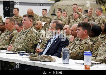 Brig. Gen. Patrick Donahoe (rechts), 10 Mountain Division handeln kommandierenden General und Col Paul Larson (zweiter von links), Kommandant der 2. Brigade Combat Team, hören Sie eine Probe der Begriff Bohrer für Berg Streik, Notfall der Bereitstellungsbereitschaft übung, 11. Mai 2018. Die US-Armee den Befehl gerichtet übung Ziele der kommenden 2 BCT Drehung in das Joint Readiness Training Center zu verwenden, in Fort Polk, Louisiana, als Chance, die kombinierte dislozierbare Fähigkeiten von 10 MTN DIV und Fort Drum als Installation zu testen. (U.S. Armee Foto: Staff Sgt. Paige Behringer) Stockfoto