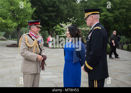 (Von links nach rechts) Der britische Generalstabschef, General Sir Nicholas Carter; Karen Durham-Aguilera, Executive Director, Army National Soldatenfriedhöfe, und Generalmajor Michael Howard, Kommandierender General, U.S. Army Military District von Washington; sprechen Sie außerhalb des Memorial Amphitheater auf dem Arlington National Cemetery, Arlington, Virginia, 14. Mai 2018. Carter nahm an eine Armee voller Ehrungen Wreath-Laying Zeremonie am Grab des Unbekannten Soldaten und das Denkmal Amphitheater Anzeige Zimmer TOURTE als Teil von seinem Besuch auf dem Friedhof. (U.S. Armee Foto von Elizabeth Fraser/Arlingt Stockfoto