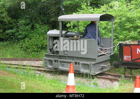 Eine kleine graue industrielle Fracht Rangierlok auf den Bahngleisen an der Buchen, private Eisenbahn Adrian's Shooter in Oxfordshire Stockfoto