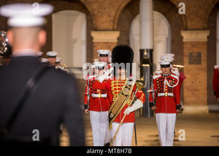 Gunnery Sgt. Stacie Crowther, Assistant drum Major," der Präsident selbst "US-Marine Band, macht ein Gruß während eines Freitag abends Parade bei Marine Barracks Washington D.C., 11. Mai 2018. Der Ehrengast für die Parade war stellvertretender Verteidigungsminister Patrick M. Shanahan und Gastgeber war der stellvertretende Kommandant des Marine Corps, Gen. Glenn M. Walters. (Offizielle Marine Corps Foto von Cpl. Robert Knapp/Freigegeben) Stockfoto