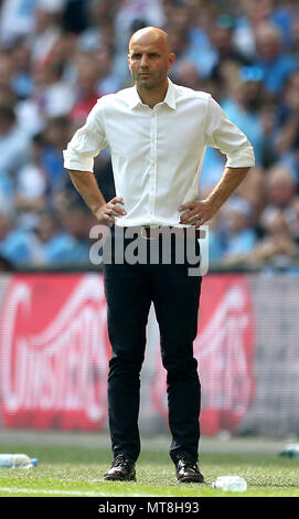 Exeter City Manager Paul Tisdale erscheint während der Sky Bet League Zwei Finale im Wembley Stadion, London niedergeschlagen. Stockfoto