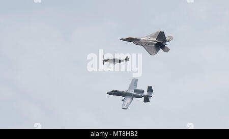 Eine A-10 Thunderbolt II (unten), eine P-51 Mustang (Mitte) und einer F-22A Raptor (oben), fliegen in Formation in Tampa Bay AirFest 2018 MacDill Air Force Base, Fla., Mai 12-13, 2018 gehostet wird. Dieses Erbe Flugprogramm präsentiert die Evolution der US Air Force Air Power durch fliegende Kampfflugzeuge von heute neben Vintage Kampfflugzeuge. (U.S. Air Force Foto von Airman 1st Class Kaleb Nunez) Stockfoto