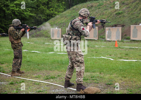 Us Marine Lance Cpl. Michael D. Foy (links), Kfz-Operator mit Bridge Firma Bravo, 6 Techniker, 4. Marine Logistik Gruppe, Marine Reserve, und Britischen Armee Spr. Mark R. Maton (rechts), British Commando mit 131 Commando Squadron Royal Engineers, britische Armee, Feuer an Ihre Ziele während eines live Feuer Bereich der Tabellen 5 und 6 während der Übung rote Dolch am Fort Indiantown Gap, Pa, 14. Mai 2018. Übung rote Dolch ist eine bilaterale Übung, die Marines die Möglichkeit, Taktiken, Techniken und Verfahren sowie die Neu aufbauen Stockfoto