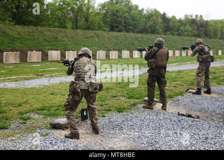 Britische Armee Spr. Jonathan Wallace (links), und Spr. Mark R. Maton (rechts), British Commando mit 131 Commando Squadron Royal Engineers, britische Armee und US-Marine Lance Cpl. Michael D. Foy (Mitte), Kfz-Operator mit Bridge Firma Bravo, 6 Techniker, 4. Marine Logistik Gruppe, Marine Reserve, Feuer an Ihre Ziele während eines live Feuer Bereich der Tabellen 5 und 6 während der Übung rote Dolch am Fort Indiantown Gap, Pa, 14. Mai 2018. Übung rote Dolch ist eine bilaterale Übung, die Marines eine Gelegenheit zum Austausch von Taktiken, Techniken und Stockfoto