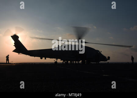 180513-N-NQ 487-0647 MITTELMEER (13. Mai 2018) Einem MH-60R Seahawk Hubschrauber, zugeordnet zu den "stolzen Krieger" der Hubschrauber Maritime Strike Squadron (HSM) 72, bereitet aus dem Flight Deck zu starten an Bord der Nimitz-Klasse Flugzeugträger USS Harry S. Truman (CVN 75). Als Carrier Strike Group 8 Flag Ship, Trumans Unterstützung der Operation, die die Leistungsfähigkeit und Flexibilität der US-Seestreitkräfte zeigt, und seine Entschlossenheit, die terroristische Gruppe ISIS und die Bedrohung, die davon ausgeht. (In den USA zu beseitigen Marine Foto von Mass Communication Specialist 3. Klasse Kaysee Lohmann/Freigegeben) Stockfoto