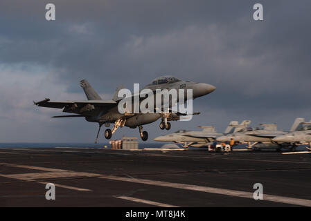 180513-N-NQ 487-0453 MITTELMEER (13. Mai 2018) Eine F/A-18F Super Hornet, die "Fighting Checkmates" von Strike Fighter Squadron (VFA) 211 bereitet auf dem Flugdeck der Nimitz zu landen - Klasse Flugzeugträger USS Harry S. Truman (CVN 75). Harry S. Truman's Unterstützung der Operation inhärenten Lösen demonstriert die Leistungsfähigkeit und Flexibilität der US-Seestreitkräfte und ihre Entschlossenheit, die terroristische Gruppe ISIS und das sie darstellen, zu beseitigen. (U.S. Marine Foto von Mass Communication Specialist 3. Klasse Kaysee Lohmann/Freigegeben) Stockfoto