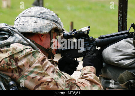 Sgt. 1. Klasse Terrance Widmer, ein Eingeborener von Ancona, IL, 2 Infanterie Division, engagiert sich ein Ziel in den Stress schießen Ereignis während der Achten Armee besten Krieger Wettbewerb, im Camp Casey, der Republik Korea, 14. Mai statt. Die Achte Armee BWC erkennt und wählt die am besten qualifizierten Junior eingetragen und nicht-Officer achte Armee bei der US-Army Pacific besten Krieger Konkurrenz an Schofield Barracks, HI, im Juni zu vertreten in Auftrag gegeben. Der Wettbewerb wird auch die Officer, Warrant Officer und koreanischen Augmentation der US-Armee Soldaten erkennen an der Achten Armee leve Stockfoto