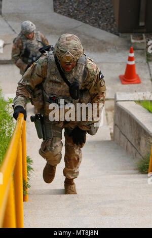 Sgt. William Stallworth, ein Eingeborener von Rialto, CA, 19 Expeditionary Sustainment Befehl zugewiesen wird, klettert die Treppe vor dem Einkuppeln, Ziele auf den Stress schießen Ereignis während der Achten Armee besten Krieger Wettbewerb, im Camp Casey, der Republik Korea, 14. Mai statt. Die Achte Armee BWC erkennt und wählt die am besten qualifizierten Junior eingetragen und nicht-Officer achte Armee bei der US-Army Pacific besten Krieger Konkurrenz an Schofield Barracks, HI, im Juni zu vertreten in Auftrag gegeben. Der Wettbewerb wird auch die Officer, Warrant Officer und koreanischen Augmentation in die USA erkennen Stockfoto