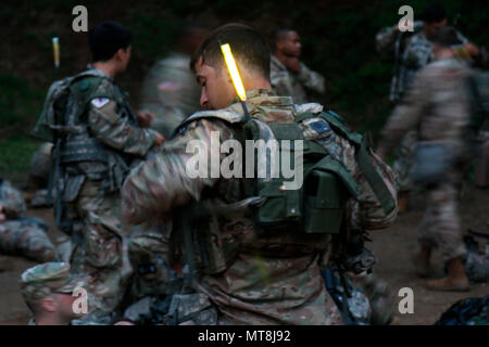 Wettbewerber don Tracking Systemen vor der Nacht Land navigation Ereignis während der Achten Armee besten Krieger Wettbewerb, gehalten am Camp Casey, der Republik Korea, 14. Mai. Die Achte Armee BWC erkennt und wählt die am besten qualifizierten Junior eingetragen und nicht-Officer achte Armee bei der US-Army Pacific besten Krieger Konkurrenz an Schofield Barracks, HI, im Juni zu vertreten in Auftrag gegeben. Der Wettbewerb wird auch die Officer, Warrant Officer und koreanischen Augmentation der US-Armee Soldaten erkennen an der Achten Armee. (U.S. Armee Foto von SPC. Roger Houghton, 20 Public Affa Stockfoto