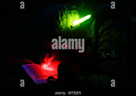 Cpl. Song, Tae Hoon, ein Eingeborener von Seoul, Südkorea, 1. gepanzerte Brigade Combat Team, 3rd Infantry Division als Teil der Rotationskräfte Unterstützung 2 Infanterie Division, Grundstücke Punkte auf einer Karte in der Nacht Land navigation Ereignis während der Achten Armee besten Krieger Wettbewerb, im Camp Casey, der Republik Korea, 14. Mai statt. Die Achte Armee BWC erkennt und wählt die am besten qualifizierten Junior eingetragen und nicht-Officer achte Armee bei der US-Army Pacific besten Krieger Konkurrenz an Schofield Barracks, HI, im Juni zu vertreten in Auftrag gegeben. Der Wettbewerb wird auch die zu erkennen Stockfoto