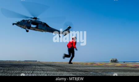 180515-N-OY 799-0501 GEWÄSSER SÜDLICH VON JAPAN (15. Mai 2018) Aviation Ordnanceman Airman Alexis hutchens, von Norfolk, Virginia, läuft zu sichern Ordnance nach einem MH-60S Sea Hawk, zugeordnet zu den militärischen Sealift Command (MSC) Dry Cargo/Munition ship USNS Cesar Chavez (T-AKE 14) ordnance an Bord der Marine vorwärts liefert bereitgestellten Flugzeugträger USS Ronald Reagan (CVN 76), als Teil einer Auffüllung-auf-See während der Probefahrt. Die nicht-Kämpfer, zivil-Crewed Charter Schiff, vom MSC betrieben, Benzin, Essen, Kampfmittel, Ersatzteile, Mail und andere Verbrauchsmaterialien zur Marine Schiffen in der ganzen Welt. Ronald Stockfoto