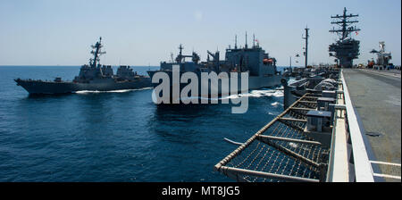 180515-N-OY 799-0840 GEWÄSSER SÜDLICH VON JAPAN (15. Mai 2018) geführte Anti-raketen-Zerstörer USS McCampbell (DDG85) und Military Sealift Command (MSC) Dry Cargo/Munition ship USNS Cesar Chavez (T-AKE 14) Dampf Neben der Marine vorwärts - bereitgestellt Flugzeugträger USS Ronald Reagan (CVN 76), als Teil einer Auffüllung-auf-See während der Probefahrt. Die nicht-Kämpfer, zivil-Crewed Charter Schiff, vom MSC betrieben, Benzin, Essen, Kampfmittel, Ersatzteile, Mail und andere Verbrauchsmaterialien zur Marine Schiffen in der ganzen Welt. Ronald Reagan, das Flaggschiff der Carrier Strike Group 5, bietet eine Bekämpfung bereit, Kraft, Prot. Stockfoto