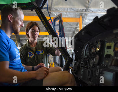 Kapitän Kim Meyers, 1 Helicopter Squadron Pilot, erklärt UH-1N Fähigkeiten, Kevin Klein, Alpha Krieger pro, auf Joint Base Andrews, Md., 11. Mai 2018. Klein, zusammen mit anderen Alpha Krieger Mitglieder, erhalten eine Führung durch die Basis und erfahrenen Jobs JBA-Flieger durchführen. Stockfoto