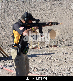 LAS VEGAS, Nev. - Staff Sgt. John Browning, U.S. Army Treffsicherheit, aus Jackson, Georgien schießt aus dem Stand auf 2017 US-praktische Shooting Association Multi-Gun nationalen Meisterschaften, die am 16. April im Pro Gun Club. Browning den zweiten Platz in der Division beschränkt, während zum ersten Mal an diesen Meisterschaften konkurrieren. Stockfoto