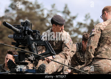 Britischen Armee Cpl. Nicolas Steri, crew Commander mit 1 Queen's Dragoon Guards, lehrt Soldaten wie ein L134A 1 Grenade Machine Gun in der ersten von vier Tag Waffen Schulungsveranstaltung mit dem Battle Group Polen Bemowo Piskie, Polen, am 15. Mai 2018 zu verwenden. Battle Group Polen ist ein einzigartiges, multinationale Koalition von USA, Großbritannien, Kroatischen und rumänischen Soldaten, die mit der polnischen 15 mechanisierte Brigade als Abschreckung Kraft zur Unterstützung des NATO-Enhanced vorwärts Präsenz dienen. (U.S. Armee Foto von SPC. Hubert D. Delany III/22 Mobile Public Affairs Abteilung) Stockfoto