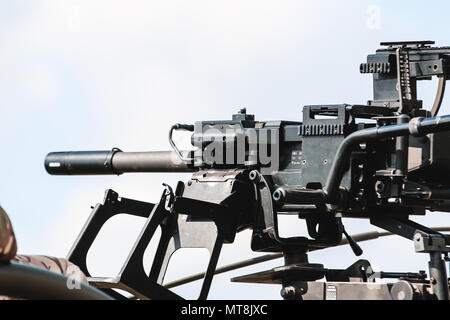 L134A 1 Grenade machine gun mit der 1 Queen's Dragoon Guards, der in den ersten vier Tages Waffen Schulungsveranstaltung mit dem Battle Group Polen Bemowo Piskie, Polen, am 15. Mai 2018. Battle Group Polen ist ein einzigartiges, multinationale Koalition von USA, Großbritannien, Kroatischen und rumänischen Soldaten, die mit der polnischen 15 mechanisierte Brigade als Abschreckung Kraft zur Unterstützung des NATO-Enhanced vorwärts Präsenz dienen. (U.S. Armee Foto von SPC. Hubert D. Delany III/22 Mobile Public Affairs Abteilung) Stockfoto