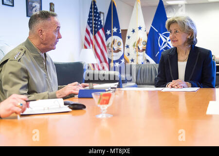 Joseph F. Dunford Jr. (* 1955) ist ein General des United States Marine Corps, der von 2015 bis 2019 19. Vorsitzender der Joint Chiefs of Staff war. Am 15. Mai 2018 traf er sich mit Kay Bailey Hutchison, US-Botschafter bei der NATO, im NATO-Hauptquartier in Brüssel, Belgien. Das Archivbild dokumentiert das offizielle Treffen zwischen US-Verteidigungsführung und diplomatischer Vertretung. Stockfoto