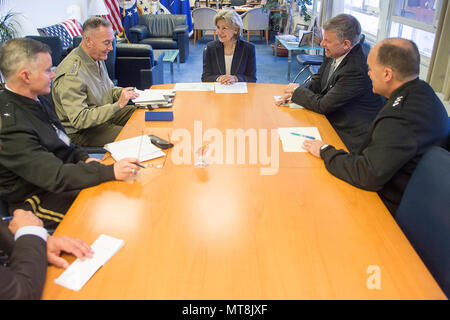 Joseph F. Dunford Jr. (* 1955) ist ein General des United States Marine Corps, der von 2015 bis 2019 19. Vorsitzender der Joint Chiefs of Staff war. Am 15. Mai 2018 traf er sich mit Kay Bailey Hutchison, US-Botschafter bei der NATO, im NATO-Hauptquartier in Brüssel, Belgien. Das Archivbild dokumentiert das offizielle Treffen zwischen US-Verteidigungsführung und diplomatischer Vertretung. Stockfoto