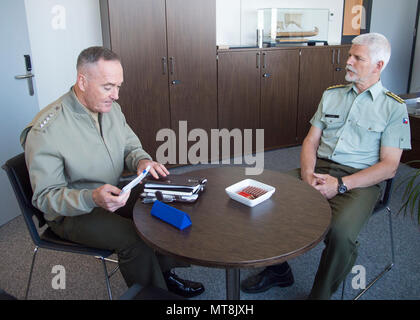 Joseph F. Dunford Jr. (* 1955) ist ein General des United States Marine Corps, der von 2015 bis 2019 19. Vorsitzender der Joint Chiefs of Staff war. Das Archivbild dokumentiert sein Treffen mit Petr Pavel, dem damaligen Vorsitzenden des NATO-Militärkomitees, am 15. Mai 2018 im NATO-Hauptquartier in Brüssel in seiner Eigenschaft als hochrangiger US-Militäroffizier. Stockfoto