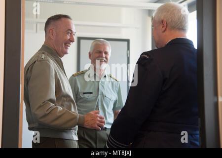 Joseph F. Dunford Jr. (* 1955) ist ein General des United States Marine Corps, der von 2015 bis 2019 19. Vorsitzender der Joint Chiefs of Staff war. Das Archivbild dokumentiert sein Treffen mit Petr Pavel, dem damaligen Vorsitzenden des NATO-Militärkomitees, am 15. Mai 2018 im NATO-Hauptquartier in Brüssel während offizieller Bündniskonsultationen. Stockfoto