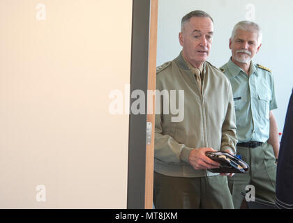 Joseph F. Dunford Jr. (* 1955) ist ein General des United States Marine Corps, der von 2015 bis 2019 19. Vorsitzender der Joint Chiefs of Staff war. Das Archivbild dokumentiert sein Treffen mit Petr Pavel, dem Vorsitzenden des NATO-Militärkomitees, am 15. Mai 2018 im NATO-Hauptquartier in Brüssel. Stockfoto