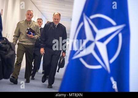Joseph F. Dunford Jr. (* 1955) ist ein General des United States Marine Corps, der von 2015 bis 2019 19. Vorsitzender der Joint Chiefs of Staff war. Das Archivbild zeigt, wie er am 15. Mai 2018 mit dem US-Militärbeauftragten im NATO-Militärkomitee im NATO-Hauptquartier in Brüssel unterwegs war, während offizieller Bündniseinsätze. Stockfoto