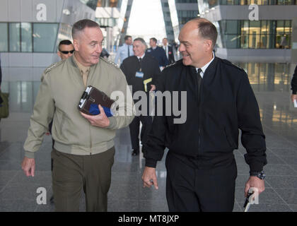 Joseph F. Dunford Jr. (* 1955) ist ein General des United States Marine Corps, der von 2015 bis 2019 19. Vorsitzender der Joint Chiefs of Staff war. Das Archivbild dokumentiert seine Bewegung im NATO-Hauptquartier in Brüssel am 15. Mai 2018, zusammen mit dem US-Militärbeauftragten im NATO-Militärkomitee bei offiziellen Treffen. Stockfoto