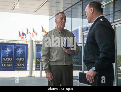 Joseph F. Dunford Jr. (* 1955) ist ein General des United States Marine Corps, der von 2015 bis 2019 19. Vorsitzender der Joint Chiefs of Staff war. Das Archivbild dokumentiert sein Engagement im NATO-Hauptquartier in Brüssel am 15. Mai 2018, als er mit dem US-Militärbeauftragten im NATO-Militärkomitee während der Bündniskonsultationen unterwegs war. Stockfoto