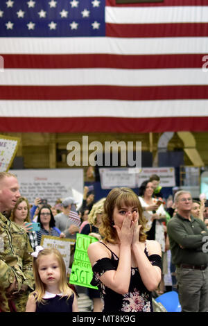 Kelsey fördern und ihre Tochter Claire antizipieren, die bevorstehende Ankunft von Sgt. Ashton fördern bei Joint Base Elmendorf-Richardson's Hangar 1 Sonntag, 13. Fast 300 Fallschirmjäger, von der US-Armee Alaska 4 Infantry Brigade Combat Team (Airborne), 25 Infanterie Division, wurden wir von einem 9-monatigen Einsatz in Afghanistan zur Unterstützung der Operation, die die Freiheit des Sentinel. (Armee Foto/John pennell) Stockfoto