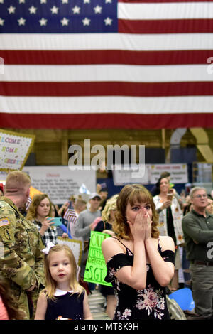 Kelsey fördern und ihre Tochter Claire antizipieren, die bevorstehende Ankunft von Sgt. Ashton fördern bei Joint Base Elmendorf-Richardson's Hangar 1 Sonntag, 13. Fast 300 Fallschirmjäger, von der US-Armee Alaska 4 Infantry Brigade Combat Team (Airborne), 25 Infanterie Division, wurden wir von einem 9-monatigen Einsatz in Afghanistan zur Unterstützung der Operation, die die Freiheit des Sentinel. (Armee Foto/John pennell) Stockfoto