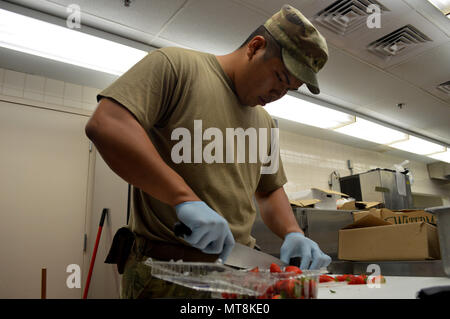 Sgt. Joey Borja, einer kulinarischen Specialist 2 Bataillon zugeordnet, 35th Infantry Regiment, 3. Brigade Combat Team, 25 Infanterie Division, Schichten Erdbeeren für Morgen das Frühstück im Speisesaal an der 298th Regiment, dokumentenportal Training (MFTU), Regional Training Institute (RTI), Kailua, Hawaii, am 15. Mai 2018. Kulinarische Spezialisten mit den 25 ID machen Chow für USA und Singapur Armee für Tiger Balm 18. (U.S. Armee Foto: Staff Sgt. Armando R. Limon, 3. Brigade Combat Team, 25 Infanterie Division). Stockfoto