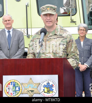 Maj. Scotty Autin, stellvertretender Kommandeur für die US-Armee Korps der Ingenieure Los Angeles District, unterweist die Medien über die Corps' Santa Barbara Rückstandabbau Mission 11. Mai in Ventura, Kalifornien. Autin war einer von mehreren Rednern gab einen über die Trümmer Ausbau Bemühungen in Südkalifornien zu aktualisieren, im Anschluss an die Thomas Wildfire - der größte Waldbrand in der Geschichte des Landes, die 425 Quadratkilometer zwischen Santa Barbara und Ventura Grafschaften verbrannt. Stockfoto