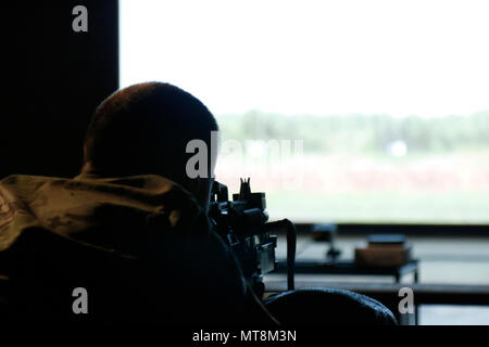 Die besten Krieger Konkurrent greift in einem simulierten Ziel während der Achten Armee 2018 besten Krieger Wettbewerb, im Camp Casey, der Republik Korea, 16. Mai 2018 statt. Die Achte Armee besten Krieger Wettbewerb wird gehalten, zu erkennen und die qualifiziertesten Junior wählen Sie Soldaten und nicht-Officer achte Armee bei der US-Army Pacific besten Krieger Konkurrenz an Schofield Barracks, HI darzustellen in Auftrag gegeben. Der Wettbewerb wird auch die Officer, Warrant Officer und koreanischen Augmentation der US-Armee Soldaten erkennen an der Achten Armee. (U.S. Armee Foto von SPC. Roger Houghto Stockfoto