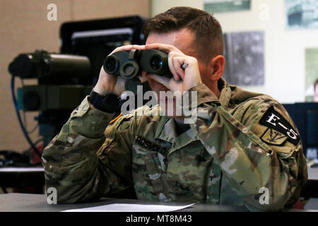 Pfc. Joseph Rosvold, Inver Grove Heights, Minnesota native zu 501St Military Intelligence Brigade zugeordnet, Scans für Ziele, während der Anruf-für-Feuer Teil der Achten Armee 2018 besten Krieger Wettbewerb, im Camp Casey, der Republik Korea, 16. Mai 2018 statt. Die Achte Armee besten Krieger Wettbewerb wird gehalten, zu erkennen und die qualifiziertesten Junior wählen Sie Soldaten und nicht-Officer achte Armee bei der US-Army Pacific besten Krieger Konkurrenz an Schofield Barracks, HI darzustellen in Auftrag gegeben. Der Wettbewerb wird auch die Officer, Warrant Officer und Korea erkennen Stockfoto