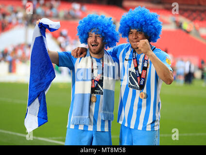 Von Coventry City Marc McNulty (links) und Maxime Biamou feiern, nachdem der Himmel Wette Liga zwei Finale im Wembley Stadion, London. Stockfoto