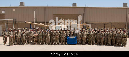 Mitglieder der Combined Joint Task Force Betrieb inhärenten Lösen, posieren für ein Gruppenfoto nach der III Corps 100-Jahr Jubiläumsfeier, 16. Mai 2018, im Camp Arifjan, Kuwait. III Korps wurde während des Zweiten Weltkrieges organisierte ich, am 16. Mai 1918, in Frankreich, als die dritte der vier Korps aktiviert Alliierten Kräfte wie die American Expeditionary Force im Kampf gegen die Mittelmächte in Europa unterstützen. (U.S. Air National Guard Foto von Master Sgt. De-Juan Haley) Stockfoto