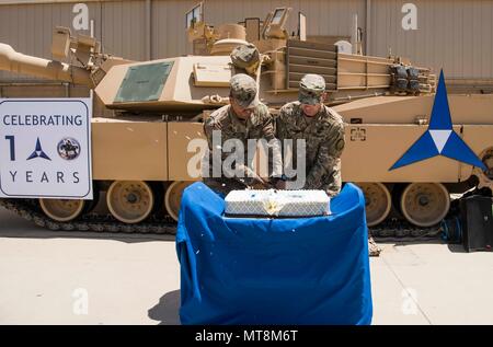 Us-Armee Oberstleutnant Craig Martin, Commander, Task Force Battle, Betrieb inhärenten lösen kann, und der Befehl "Sgt. Maj. Louis De Leon, Bataillon Sgt. Maj. Schneiden Sie einen Kuchen die III Corps 100 Jahr Jubiläum Festakt zu Ende, 16. Mai 2018, im Camp Arifjan, Kuwait. Die III Korps wurde während des Zweiten Weltkrieges organisierte ich, am 16. Mai 1918, in Frankreich. Es war der dritte von vier neue Corps aktiviert Alliierten Kräfte wie die American Expeditionary Force im Kampf gegen die Mittelmächte in Europa unterstützen. (U.S. Air National Guard Foto von Master Sgt. De-Juan Haley) Stockfoto