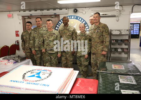 Us-Armee Generalleutnant Paul E. Funk II, Kommandeur der Combined Joint Task Force - inhärenten Lösen, und III Corps und Ft. Die Motorhaube und die Command Sgt. Maj. Michael Crosby schneiden Sie ein Stück Kuchen im III Corps 100-Jahr Jubiläumsfeier, 16. Mai 2018, in Bagdad, Irak. III Korps wurde während des Zweiten Weltkrieges organisierte ich, am 16. Mai 1918, in Frankreich. Es war der dritte von vier neue Corps aktiviert Alliierten Kräfte wie die American Expeditionary Force im Kampf gegen die Mittelmächte in Europa unterstützen. (U.S. Armee Foto von Master Sgt. Horace Murray) Stockfoto