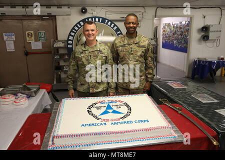 Us-Armee Generalleutnant Paul E. Funk II, Kommandeur der Combined Joint Task Force - inhärenten Lösen, und III Corps und Ft. Die Motorhaube und die Command Sgt. Maj. Michael Crosby schneiden Sie ein Stück Kuchen im III Corps 100-Jahr Jubiläumsfeier, 16. Mai 2018, in Bagdad, Irak. III Korps wurde während des Zweiten Weltkrieges organisierte ich, am 16. Mai 1918, in Frankreich. Es war der dritte von vier neue Corps aktiviert Alliierten Kräfte wie die American Expeditionary Force im Kampf gegen die Mittelmächte in Europa unterstützen. (U.S. Armee Foto von Master Sgt. Horace Murray) Stockfoto