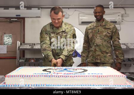 Us-Armee Generalleutnant Paul E. Funk II, Kommandeur der Combined Joint Task Force - inhärenten Lösen, und III Corps und Ft. Die Motorhaube und die Command Sgt. Maj. Michael Crosby schneiden Sie ein Stück Kuchen im III Corps 100-Jahr Jubiläumsfeier, 16. Mai 2018, in Bagdad, Irak. III Korps wurde während des Zweiten Weltkrieges organisierte ich, am 16. Mai 1918, in Frankreich. Es war der dritte von vier neue Corps aktiviert Alliierten Kräfte wie die American Expeditionary Force im Kampf gegen die Mittelmächte in Europa unterstützen. (U.S. Armee Foto von SPC. Avery Howard) Stockfoto