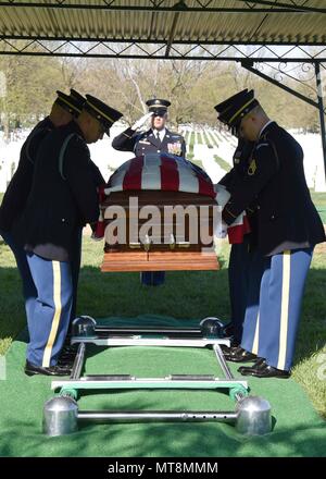 Armee Master Sgt. Joseph Durakovich, 30, von Gary, Indiana, entfielen auf Nov. 1, 2016, 10 April, 2017 begraben wurde, in Arlington National Cemetery in der Nähe von Washington, D.C. Ende November 1950, Durakovich war Mitglied der Firma G, 5th Cavalry Regiment, 1.Kavallerie Division, zur Gründung einer defensiven Position in Pongmyong-ni östlich von Kuni-ri, Nordkorea, wenn Sie von der Chinese People's ehrenamtliche Kräfte (CPVF) angegriffen wurden. Die Amerikaner waren immer wieder angegriffen, als sie zog sich entlang der Route zu Samso - ri, und trafen sie auf eine strassensperre sie nicht durchbrechen konnte. Folgenden th Stockfoto