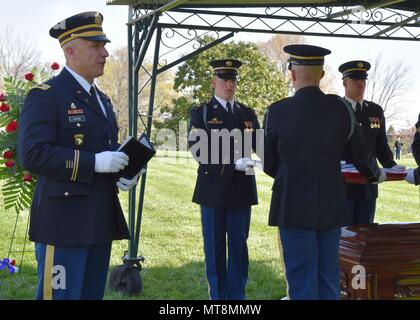 Armee Master Sgt. Joseph Durakovich, 30, von Gary, Indiana, entfielen auf Nov. 1, 2016, 10 April, 2017 begraben wurde, in Arlington National Cemetery in der Nähe von Washington, D.C. Ende November 1950, Durakovich war Mitglied der Firma G, 5th Cavalry Regiment, 1.Kavallerie Division, zur Gründung einer defensiven Position in Pongmyong-ni östlich von Kuni-ri, Nordkorea, wenn Sie von der Chinese People's ehrenamtliche Kräfte (CPVF) angegriffen wurden. Die Amerikaner waren immer wieder angegriffen, als sie zog sich entlang der Route zu Samso - ri, und trafen sie auf eine strassensperre sie nicht durchbrechen konnte. Folgenden th Stockfoto