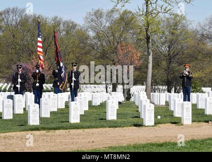 Armee Master Sgt. Joseph Durakovich, 30, von Gary, Indiana, entfielen auf Nov. 1, 2016, 10 April, 2017 begraben wurde, in Arlington National Cemetery in der Nähe von Washington, D.C. Ende November 1950, Durakovich war Mitglied der Firma G, 5th Cavalry Regiment, 1.Kavallerie Division, zur Gründung einer defensiven Position in Pongmyong-ni östlich von Kuni-ri, Nordkorea, wenn Sie von der Chinese People's ehrenamtliche Kräfte (CPVF) angegriffen wurden. Die Amerikaner waren immer wieder angegriffen, als sie zog sich entlang der Route zu Samso - ri, und trafen sie auf eine strassensperre sie nicht durchbrechen konnte. Folgenden th Stockfoto