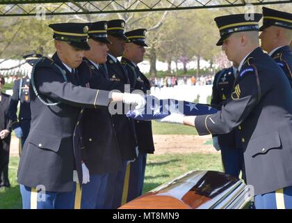 Armee Master Sgt. Joseph Durakovich, 30, von Gary, Indiana, entfielen auf Nov. 1, 2016, 10 April, 2017 begraben wurde, in Arlington National Cemetery in der Nähe von Washington, D.C. Ende November 1950, Durakovich war Mitglied der Firma G, 5th Cavalry Regiment, 1.Kavallerie Division, zur Gründung einer defensiven Position in Pongmyong-ni östlich von Kuni-ri, Nordkorea, wenn Sie von der Chinese People's ehrenamtliche Kräfte (CPVF) angegriffen wurden. Die Amerikaner waren immer wieder angegriffen, als sie zog sich entlang der Route zu Samso - ri, und trafen sie auf eine strassensperre sie nicht durchbrechen konnte. Folgenden th Stockfoto