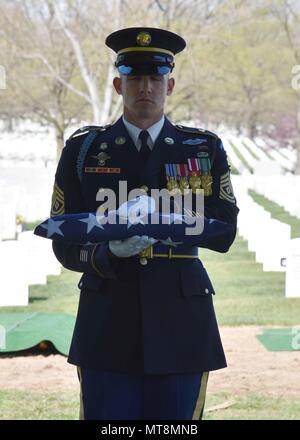 Armee Master Sgt. Joseph Durakovich, 30, von Gary, Indiana, entfielen auf Nov. 1, 2016, 10 April, 2017 begraben wurde, in Arlington National Cemetery in der Nähe von Washington, D.C. Ende November 1950, Durakovich war Mitglied der Firma G, 5th Cavalry Regiment, 1.Kavallerie Division, zur Gründung einer defensiven Position in Pongmyong-ni östlich von Kuni-ri, Nordkorea, wenn Sie von der Chinese People's ehrenamtliche Kräfte (CPVF) angegriffen wurden. Die Amerikaner waren immer wieder angegriffen, als sie zog sich entlang der Route zu Samso - ri, und trafen sie auf eine strassensperre sie nicht durchbrechen konnte. Folgenden th Stockfoto