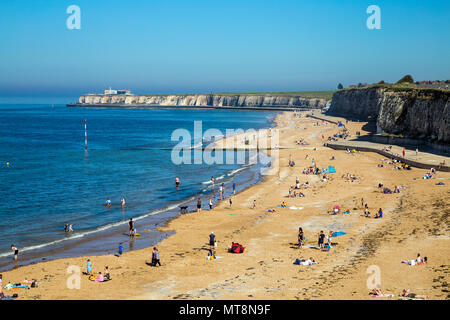 Massen von strandbesuchern im Sommer in Palm Bay Sandstrand in der Nähe von Margate, Kent, Großbritannien Stockfoto