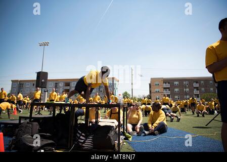 180511-N-VQ 790-333 Newport News, Virginia (11. Mai 2018) Elektriker Mate 1. Klasse Akayla Grimes, eine zertifizierte Fitness Leader an Bord der Nimitz-Klasse Flugzeugträger USS George Washington (CVN 73), zeigt die richtige Übung Technik. George Washington wird gerade Tanken komplexe Überholung (RCOH) bei Newport News Werft. RCOH ist ein fast 4-jährigen Projekt nur einmal während einer Fluggesellschaft, die 50-jährige Nutzungsdauer, einschließlich Betankung von zwei nukleare Reaktoren des Schiffes sowie erhebliche Reparaturen, Upgrades und Modernisierung. (U.S. Marine Foto von Mass Communication Specialist 3 Clas Stockfoto