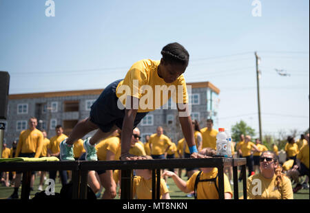 180511-N-VQ 790-330 Newport News, Virginia (11. Mai 2018) Elektriker Mate 1. Klasse Akayla Grimes, eine zertifizierte Fitness Leader an Bord der Nimitz-Klasse Flugzeugträger USS George Washington (CVN 73), zeigt die richtige Übung Technik. George Washington wird gerade Tanken komplexe Überholung (RCOH) bei Newport News Werft. RCOH ist ein fast 4-jährigen Projekt nur einmal während einer Fluggesellschaft, die 50-jährige Nutzungsdauer, einschließlich Betankung von zwei nukleare Reaktoren des Schiffes sowie erhebliche Reparaturen, Upgrades und Modernisierung. (U.S. Marine Foto von Mass Communication Specialist 3 Clas Stockfoto