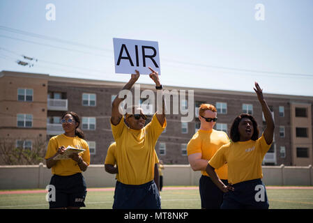 180511-N-VQ 790-065 Newport News, Virginia (11. Mai 2018) Zertifizierte fitness Führer an Bord der Nimitz-Klasse Flugzeugträger USS George Washington (CVN 73), direkte Segler aus der Luft Abteilung an ihre designierten Übung. George Washington wird gerade Tanken komplexe Überholung (RCOH) bei Newport News Werft. RCOH ist ein fast 4-jährigen Projekt nur einmal während einer Fluggesellschaft, die 50-jährige Nutzungsdauer, einschließlich Betankung von zwei nukleare Reaktoren des Schiffes sowie erhebliche Reparaturen, Upgrades und Modernisierung. (U.S. Marine Foto von Mass Communication Specialist 3. Klasse Trey Hutc Stockfoto